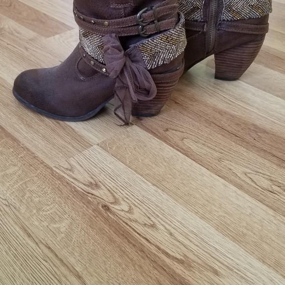 Boots - Picture 8 of 9